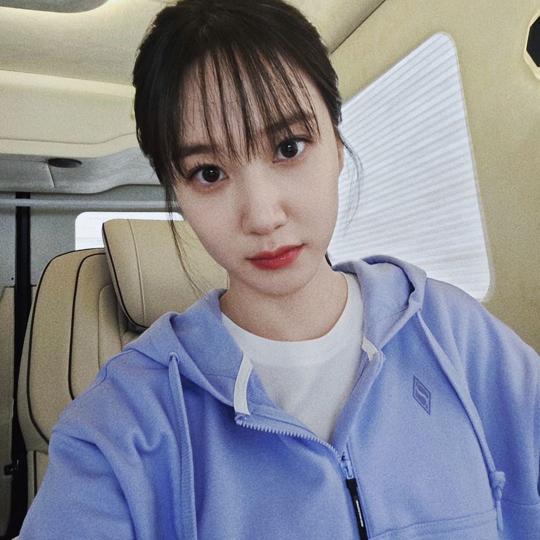 portaleunbin's tweet photo. 📸 | Atualização de #ParkEunbin no IG (02.04); (1/3):
"A primavera chegou 🌸👣
Vamos caminhar todos os dias com Skechers~ 🚶♀️➡️🏃♀️➡️
Tenha um dia a dia confortável com Max Cushioning ☁️🎶 #SKECHERS #ComfortTechnology 👟" https://t.co/yAWBWccizS