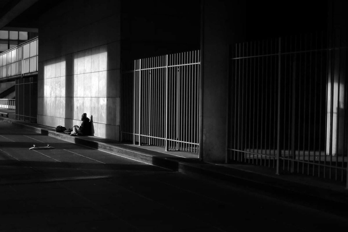 At the edge of the alley #streetphotography #street #blackandwhite #Paris #pascalcolin #canon #50mm