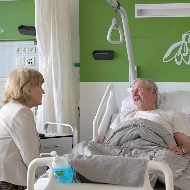 Demissionair minister van Medische Zorg Pia Dijkstra was vanmiddag op bezoek in ons ziekenhuis in Utrecht. Ze liet zich bijpraten over samen beslissen en het belang van patiëntgegevens voor medisch onderzoek. Lees meer: antoniusziekenhuis.nl/nieuwsoverzich…

#antoniusziekenhuis