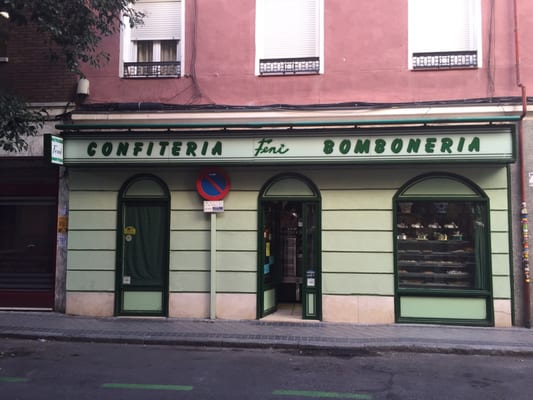 Fenni, la confitería y panadería de mi barrio de Fuente del Berro, B. de Salamanca, Madrid, fundada en 1945, se cierra el 10/4 para convertirse en un pequeñito piso para turistas. Una tendencia creciente en mi barrio. @barneyjopson