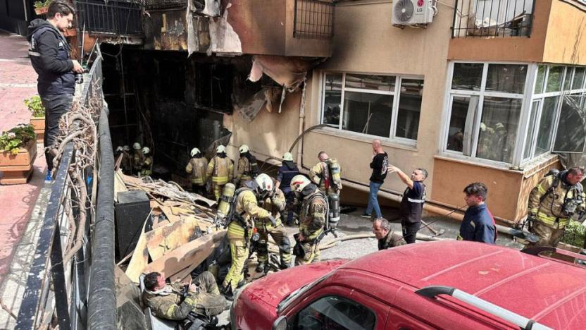 Tek övündüğünüz şey içki ruhsatı vermekti onu da beceremediniz.

Apartman dairesine verdiğiniz usulsüz içki ruhsatı yüzünden bu gün 30 kişi cayır cayır yandı. 

#GaspaKarşıAyağaKalk
#ordudamilliiradegaspı
#VandaDarbeVar
Van Büyükşehir