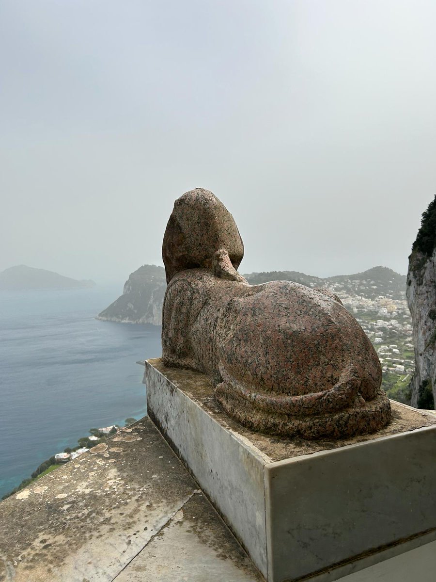 Una sfinge egiziana nel golfo di Napoli