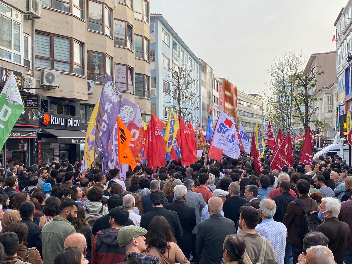 MYK, PM üyelerimiz ve il örgütümüzle DEM Parti Kadıköy İlçe Binası’nın önündeyiz! Van halkının oylarıyla seçilmiş Van Belediyesi Eşbaşkanı Abdullah Zeydan’a mazbatasını derhal verin! 

Saray iktidarı, halkın iradesine saygı duyana dek tüm yurttaşları adalet için söz söylemeye