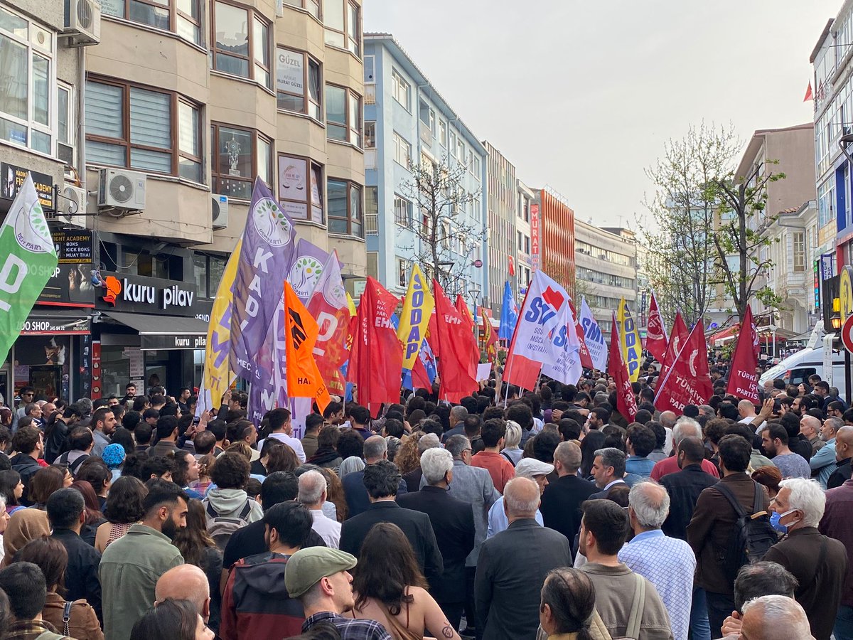 MYK, PM üyelerimiz ve il örgütümüzle DEM Parti Kadıköy İlçe Binası’nın önündeyiz! Van halkının oylarıyla seçilmiş Van Belediyesi Eşbaşkanı Abdullah Zeydan’a mazbatasını derhal verin! Saray iktidarı, halkın iradesine saygı duyana dek tüm yurttaşları adalet için söz söylemeye…