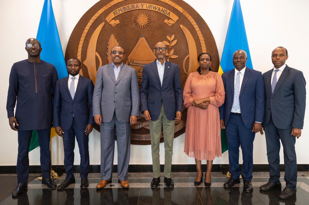 This afternoon at Urugwiro Village, President Kagame received Alliance for a Green Revolution in Africa (AGRA) @AGRA_Africa Board Chair, H.E Hailemariam Desalegn, AGRA President Dr. Agnes Kalibata and their delegation for discussions on the upcoming Africa Food Systems Summit and…