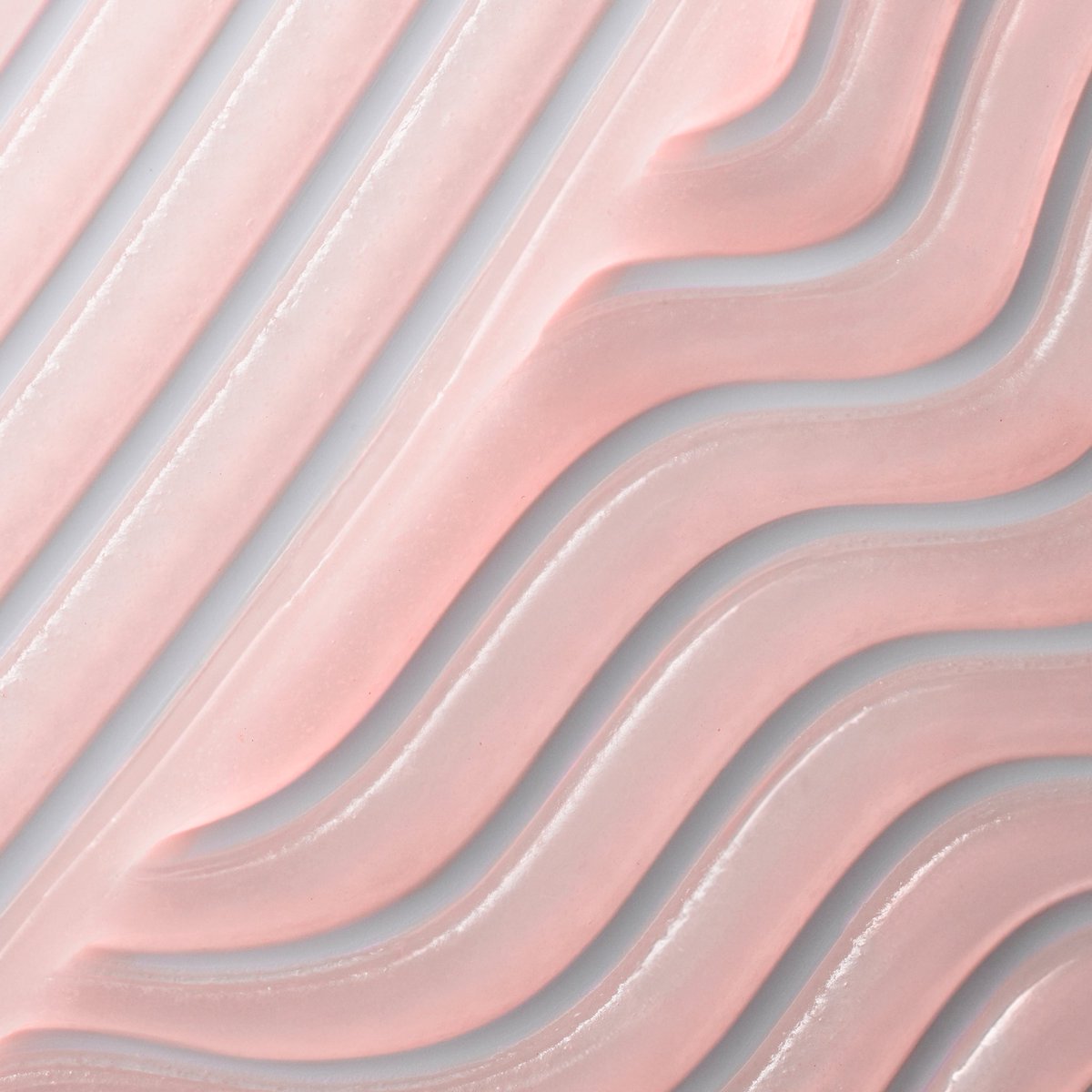 rembeauty's tweet image. #essentialdrip glossy balm (noun):
a nourishing lip treatment that doubles as a high-shine tinted gloss powered by hydrating hyaluronic acid and replenishing super-fruit antioxidants