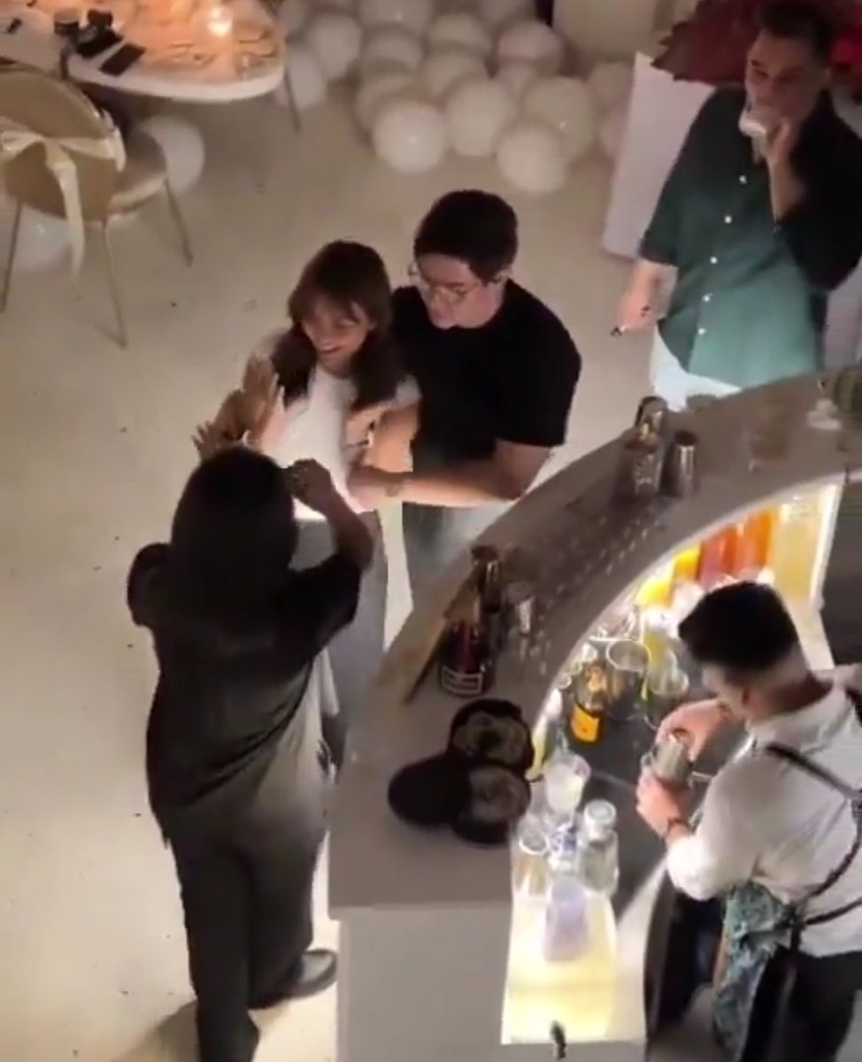 KBILLIONACTRESS's tweet photo. THE WAY ALDEN PULLED KATHRYN FOR THAT HUG AND KATHRYN LET HIM?!?!?!?!?!? KATHDENS ANO DINASAL NIYO https://t.co/tzzo4LyEUW