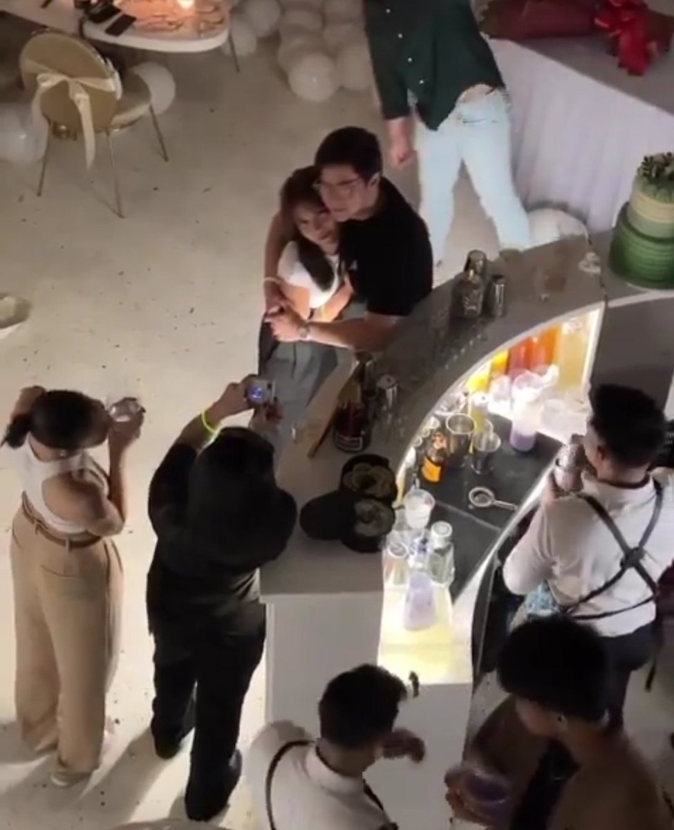 KBILLIONACTRESS's tweet photo. THE WAY ALDEN PULLED KATHRYN FOR THAT HUG AND KATHRYN LET HIM?!?!?!?!?!? KATHDENS ANO DINASAL NIYO https://t.co/tzzo4LyEUW