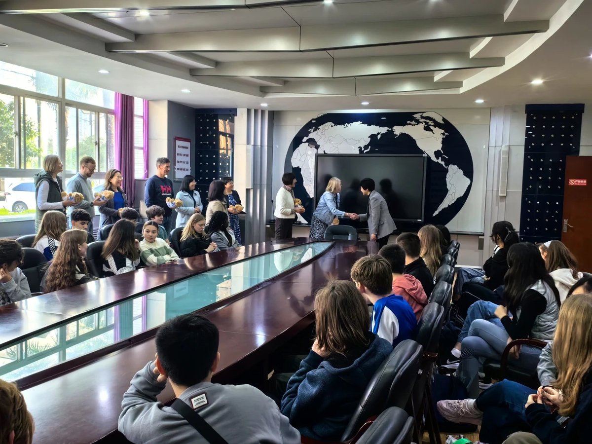 OHSChinese's tweet photo. At the Gaoxin No 1 School, Mrs Shufang Wang, the headteacher, welcame us. Our students attended  their penpals' lessons before lunch. They had music, Chinese art and Gongfu lessons in the afternoon. https://t.co/Rpfr5zOnPi