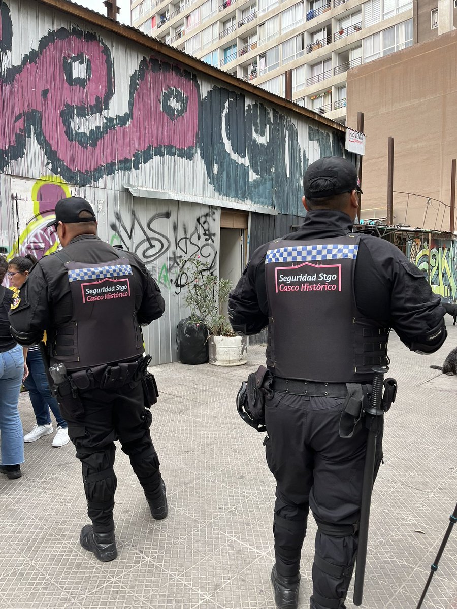 🚨 AHORA: Equipos de Seguridad y Aseo junto a <a href="/SeremiSaludRM/">Seremi de Salud RM</a> , <a href="/PDI_CHILE/">PDI Chile</a> y <a href="/Carabdechile/">Carabineros de Chile</a> desalojan inmueble en calidad de delito en avenida Fray Camilo. En el operativo se detuvo a 5 personas por tráfico y se encontró un arma.