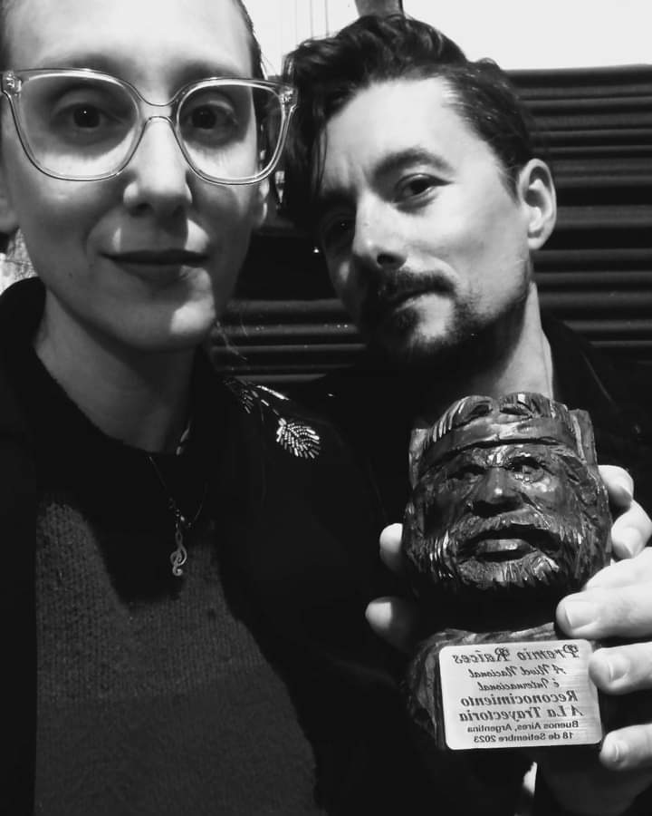 El pasado lunes 18 de septiembre del 2023 en el Teatro Empire de Buenos Aires se realizó la 37° edición de los Premios Raíces a la Cultura organizados por Osvaldo García Napo Nos honra que desde el jurado hayan reconocido nuestros 10 años de trayectoria. Gracias ♥️ 🍾