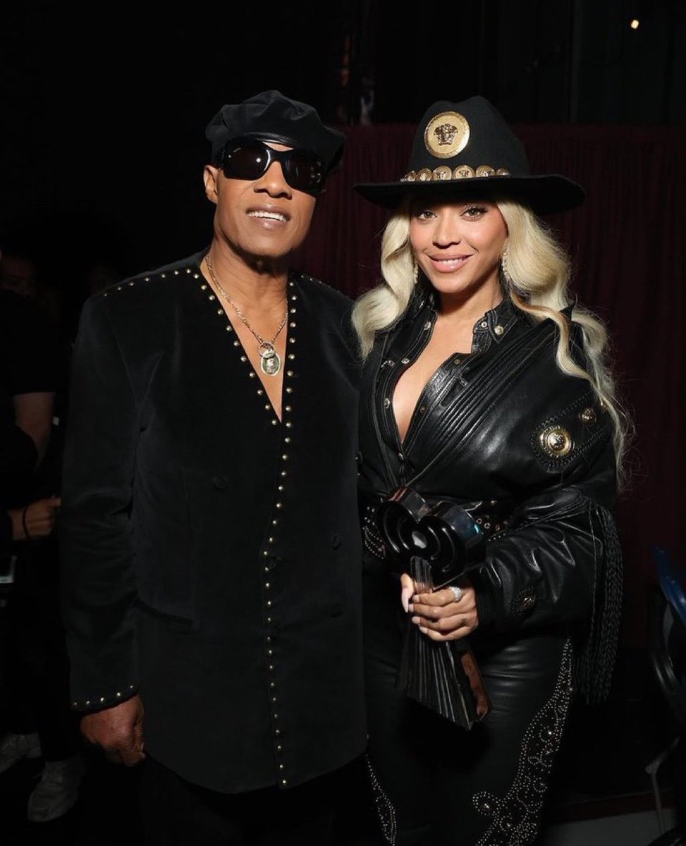 iCONtips's tweet photo. a magical night with the greatest musical icons alive. 🖤✨

Stevie Wonder styled by me wearing custom suiting by #RichFresh | @gucci eyewear | @givenchy boots 

grateful. 🤞🏾

#iCONtips #style #menswear #steviewonder #beyonce #iHeartAwards #CowboyCarter https://t.co/j7h1P2kydj