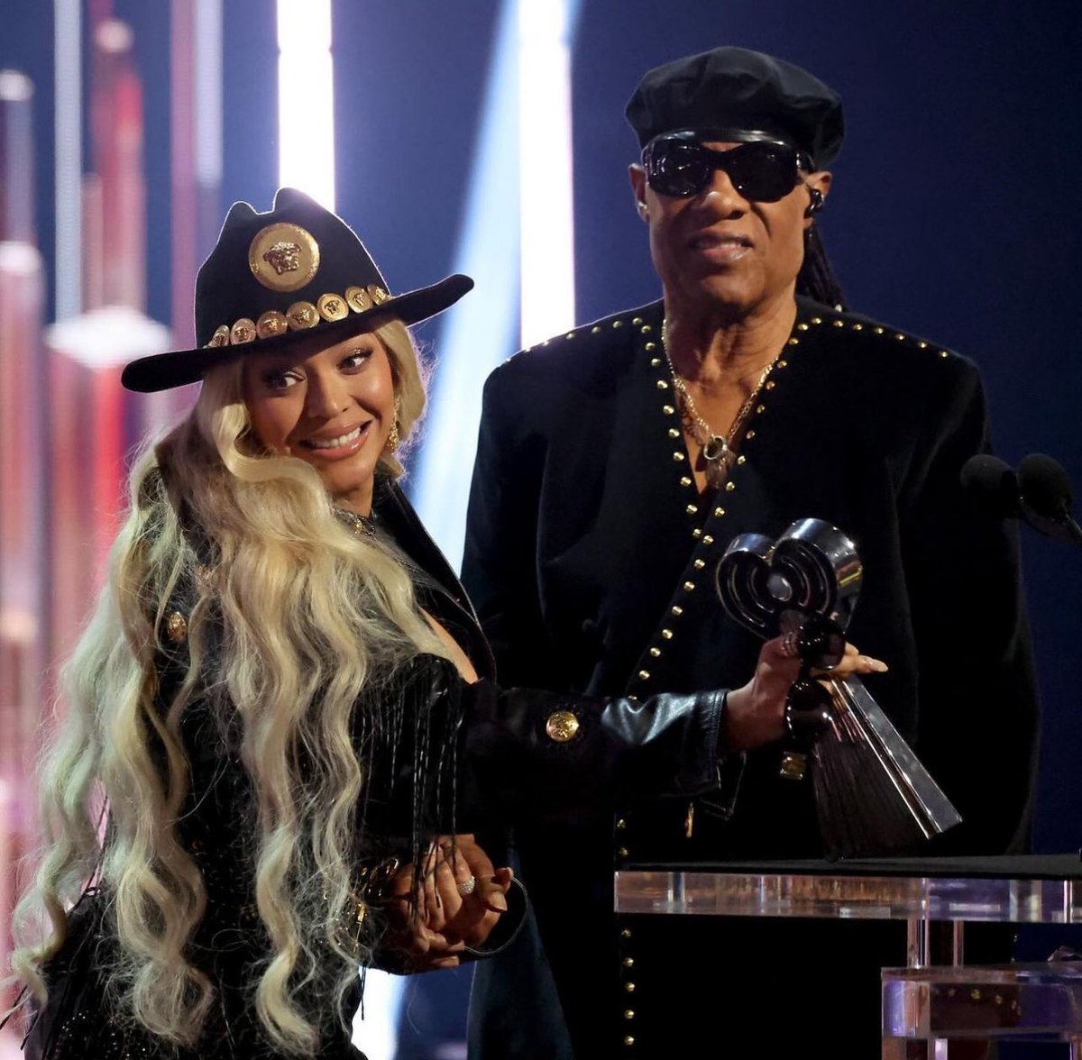iCONtips's tweet photo. a magical night with the greatest musical icons alive. 🖤✨

Stevie Wonder styled by me wearing custom suiting by #RichFresh | @gucci eyewear | @givenchy boots 

grateful. 🤞🏾

#iCONtips #style #menswear #steviewonder #beyonce #iHeartAwards #CowboyCarter https://t.co/j7h1P2kydj
