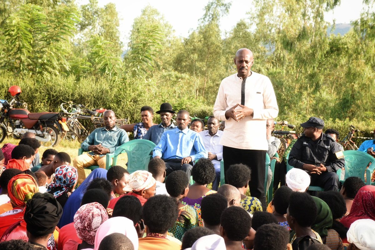 GatsiboDistrict's tweet photo. Mu nteko z'abaturage zo kuri uyu wa Kabiri , hirya no hino mu Tugari  abaturage batangiye gutanga ibitekerezo n'ibyifuzo bizajya mu mushinga w'ibikorwa by'iterambere ry'Akarere ry'imyaka 5 ( DDS 2024-2029) @RwandaLocalGov @RwandaFinance @RwandaEast https://t.co/B4RsliGCn4