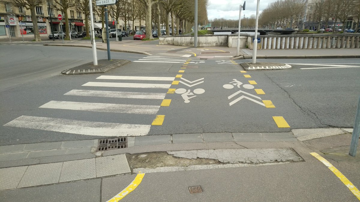 newy_marina's tweet photo. Bonjour @CaenOfficiel , une réparation de la bande endommagée est-elle prévue sur la traversée au pont de Vaucelles. ?
Avec le caniveau à franchir en suivant, cet endroit représente un risque de chute pour les cyclistes et les trottinettes. #SOSRue https://t.co/xSdx4vWPjj