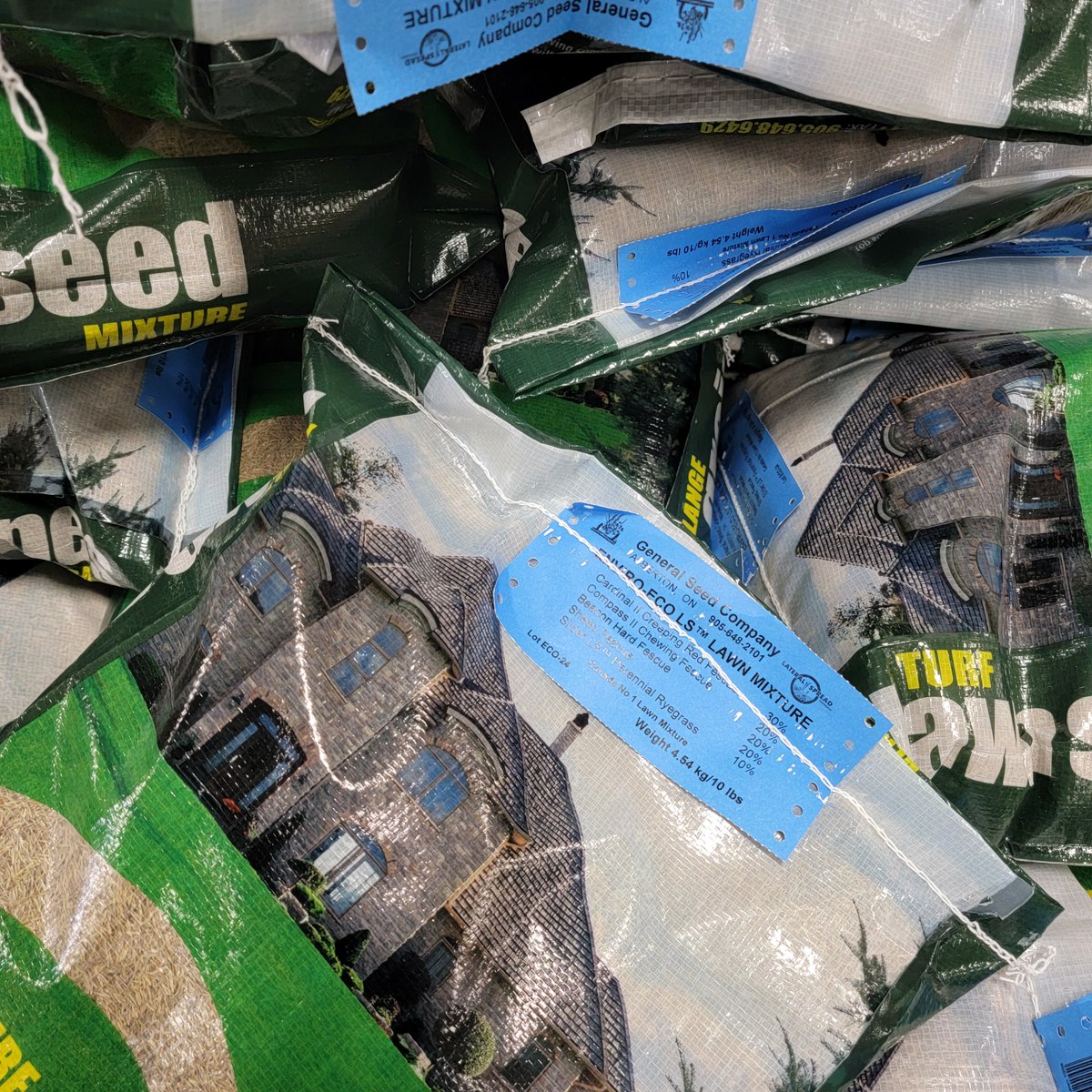 SolacityInc's tweet image. Solacity's spring supply of grass seed and slow-release spring fertilizer just arrived. Make your world a little greener!

No fillers, no annual rye - just premium seed. Get yours while it is fresh!

solacity.com/product/lawn-f…
solacity.com/product-catego…

#grassland #grass #solarenergy