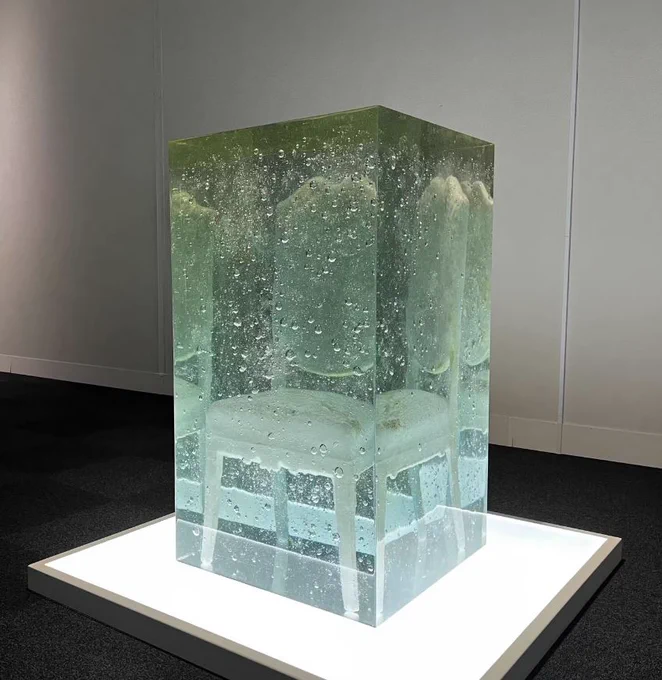 公園のベンチの意味が問われてるが、埼玉県立近代美術館で「アブソリュート・チェアーズ」ていう展覧会やってた。デヴィッド・ボウイの「アブソリュート・ビギナーズ」から連想したタイトルだそう。 