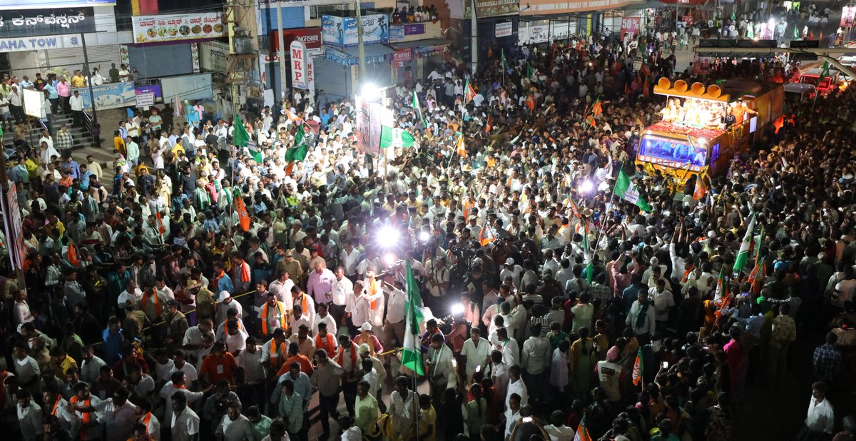 AmitShah's tweet photo. With the euphoric support for the BJP in the Bengaluru rural roadshow today, people demonstrated their determination to exert their might to meet Modi Ji’s goal of winning more than 400 seats. https://t.co/GHg0RBGsFs