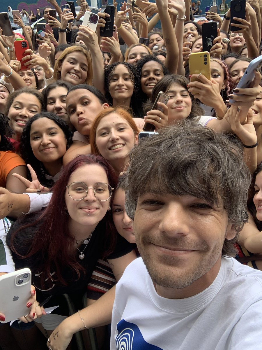 WorldUpdater70's tweet photo. 📸| Louis tomándose una selfie con fans en São Paulo recientemente! https://t.co/Axn3gRAC6E