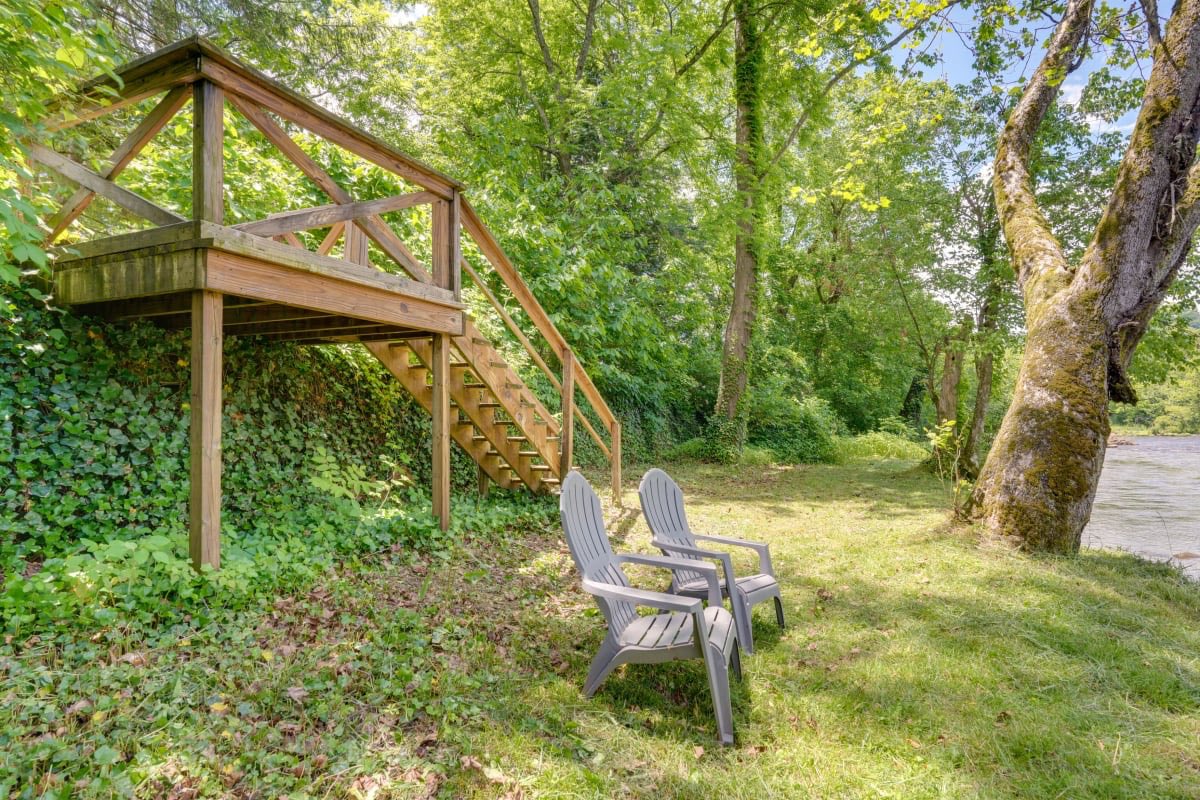 Spring and summer dates are filling up quickly! 🍃😎 Tap the link to book your visit today. ➡️ evolve.com/vacation-renta…

#vacationrental #vrbo #riverhouse #tennessee #elizabethton #supportlocal #smokymountains #river #flyfishing #wataugariver #vacation