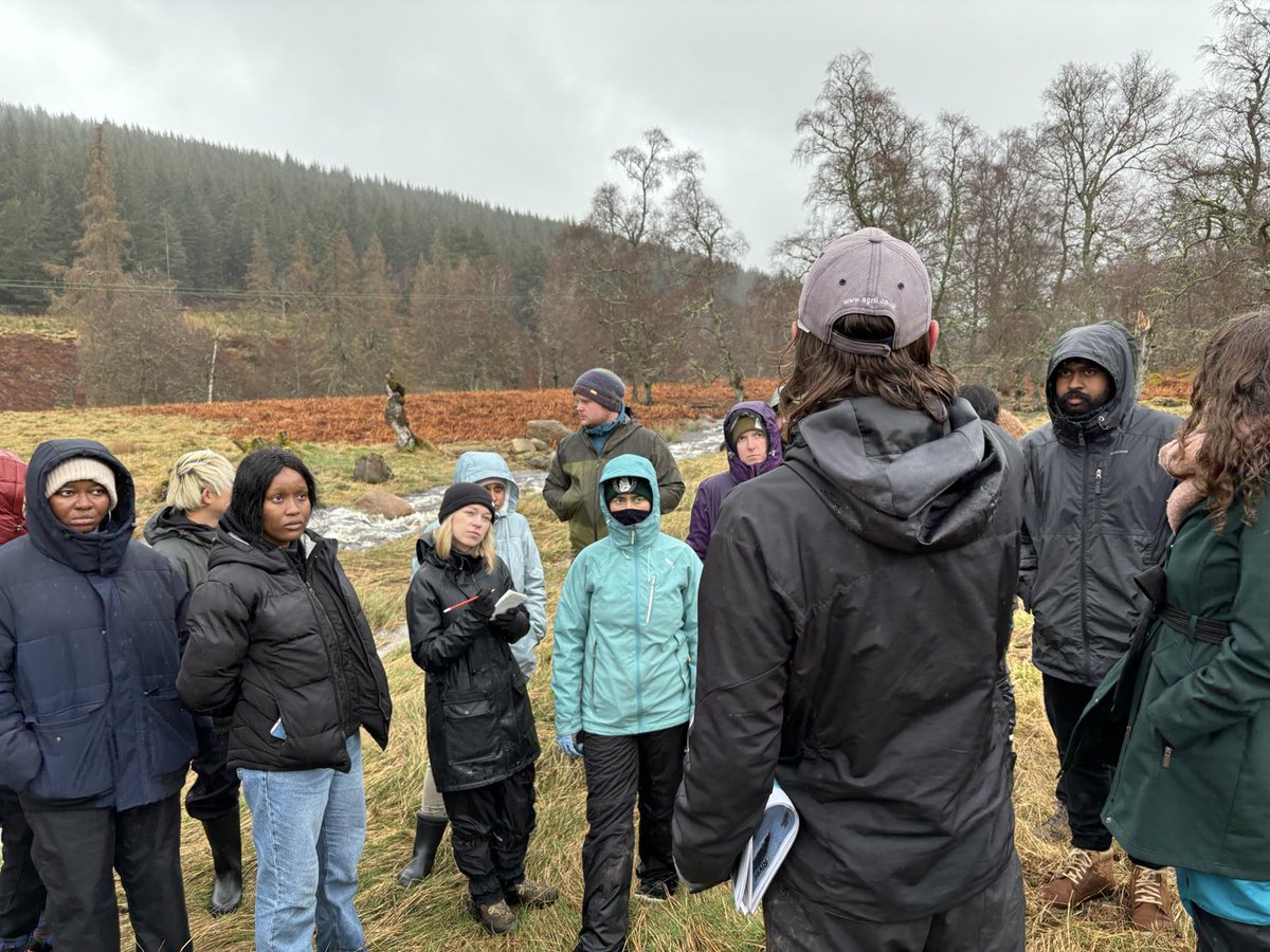 Reopening natural river channels on the Muick by ⁦@RiverDeeTeam⁩ enables better management of the hydrology of the upland part of the catchment that in turn reduces floods downstream: a cool and damp day on Deeside today ⁦@UoABioSci⁩ ⁦@Garethnorton79⁩