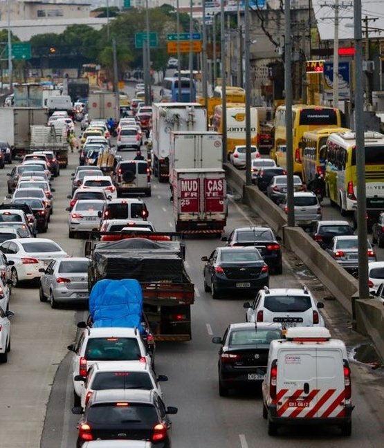 DaxMainCrypto's tweet photo. ⚠️Engarrafamento chega a 147 km na cidade do Rio na manhã desta terça-feira

⚠️Motoristas que usam a Avenida Brasil já começam a buscar rotas alternativas diante dos congestionamentos na via expressa, que agora conta com menos uma faixa da pista central para veículos de passeio. Às 9:00 desta terça-feira (02), a média de engarrafamento em toda a cidade chegou a 147 km, um aumento de 59% em relação as últimas três semanas. As informações são do Centro de Operações da Prefeitura do Rio.  

⚠️Na segunda-feira (1º), primeiro dia útil de operações, oitocentos veículos foram multados por desrespeitar o novo regulamento da via expressa. A multa para esta infração é de R$ 293,47.

Reportagem: @bandnewsfmrio  #Viniciuscalixto