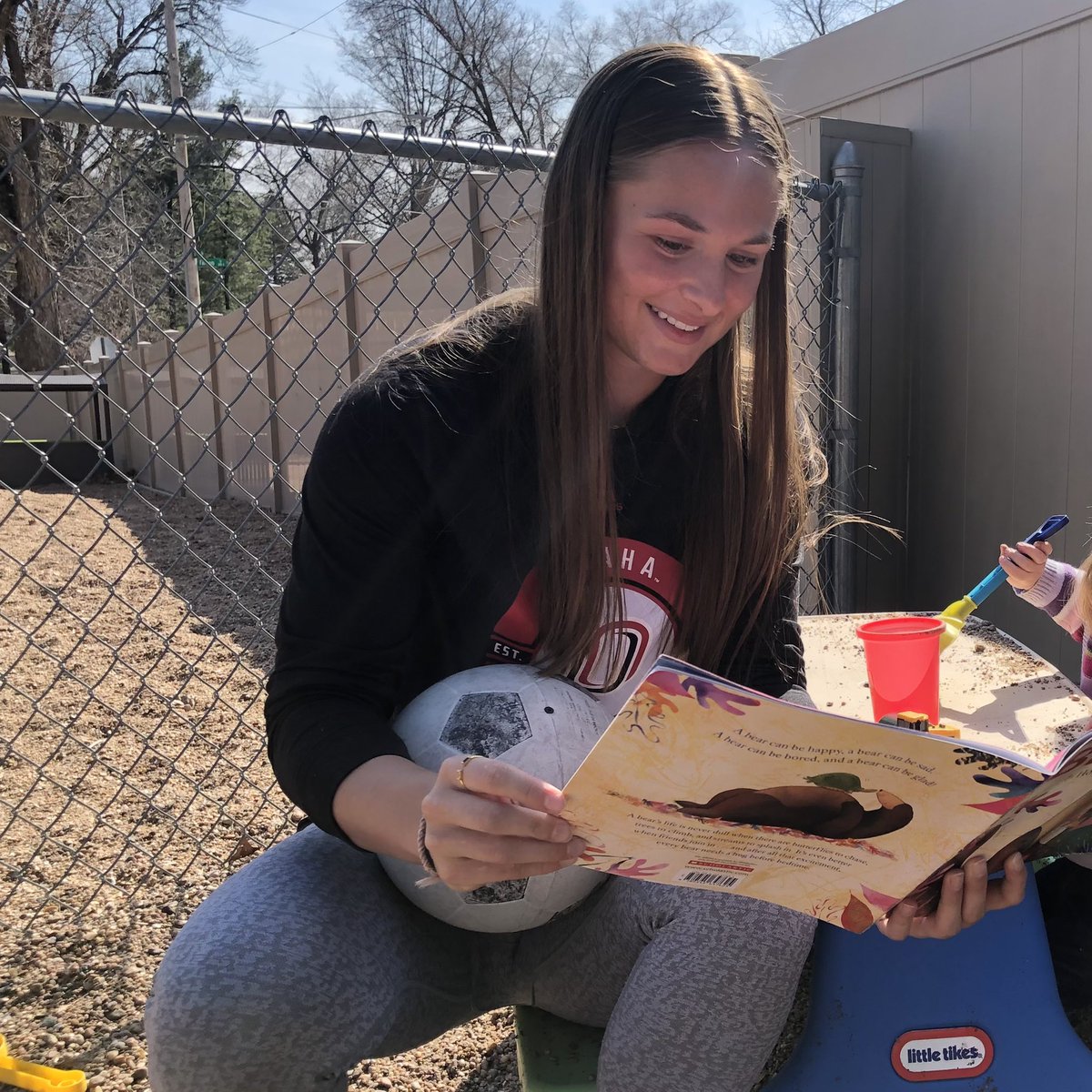 We had a great time reading to the children at the UNO Childcare Center as part of Read Across America. #OmahaTFXC | ⚫️🔴🐮