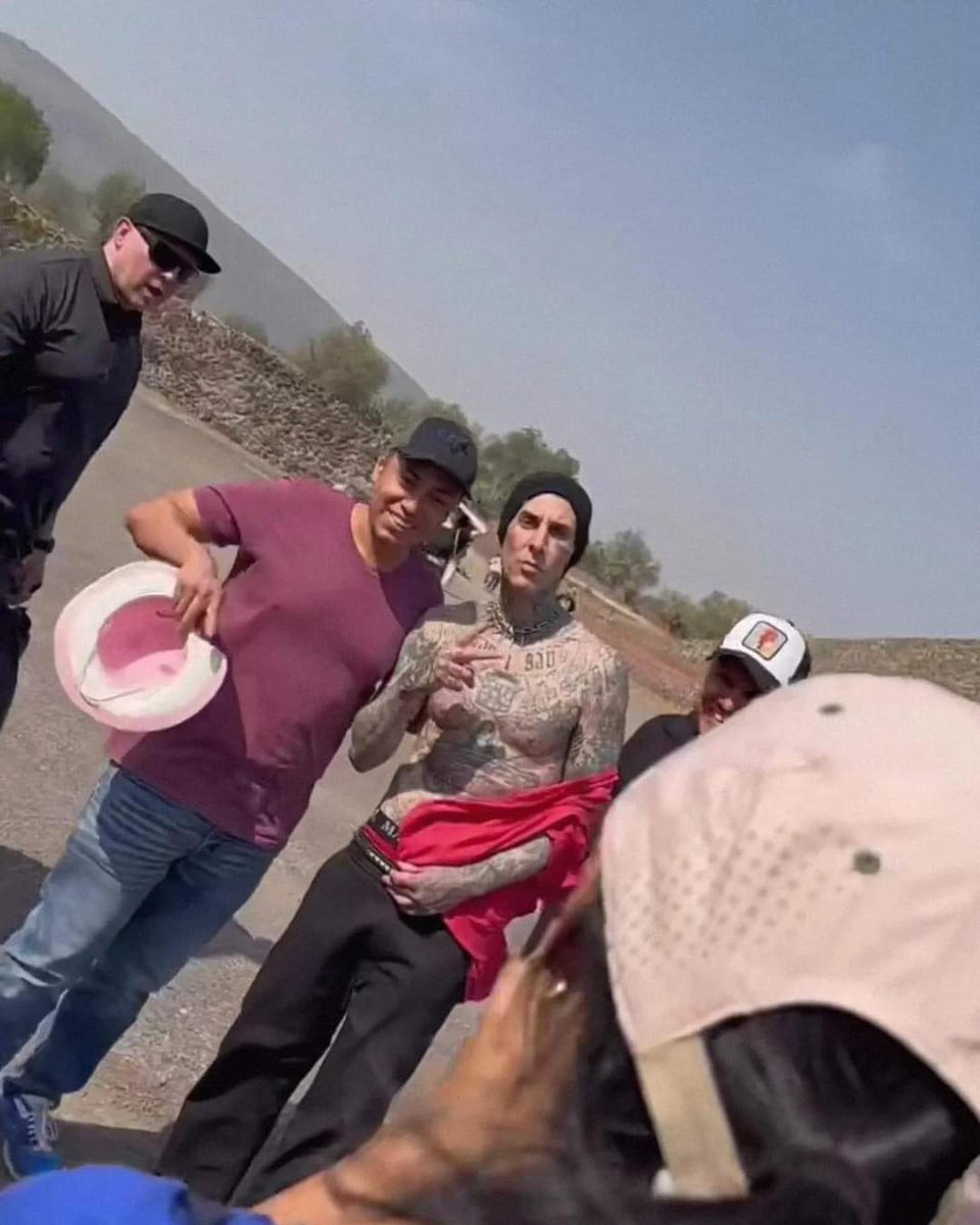 Radio_TRock's tweet image. #TravisBarker de #blink182 aprovechó su tiempo en México y se lanzó a la zona arqueológica de Teotihuacán.