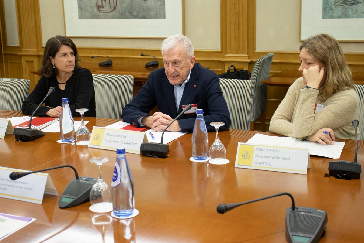 MSocialGob's tweet photo. 📸 El ministro @pbustinduy se ha reunido este martes con el presidente de @_CARITAS y la secretaria general de la organización para fortalecer las políticas sociales e impulsar la lucha contra la pobreza y la exclusión social. https://t.co/ObgBs6eBOD