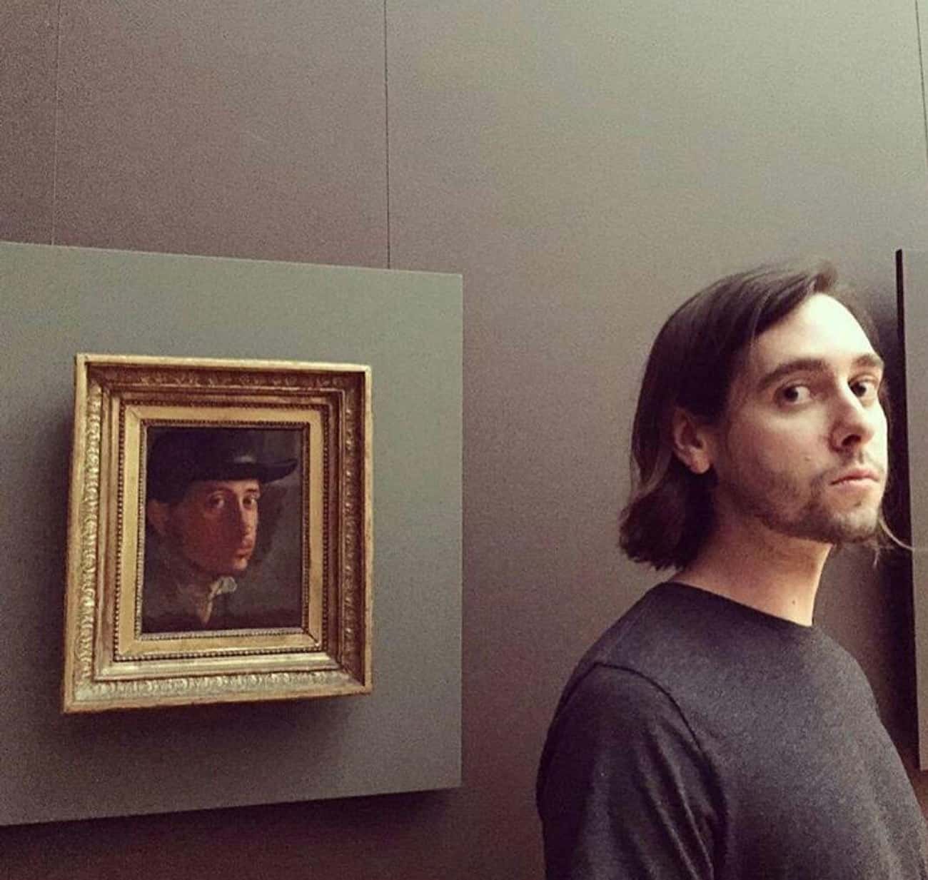 Homem encontra seu clone em um museu - Foto: Reprodução/X
