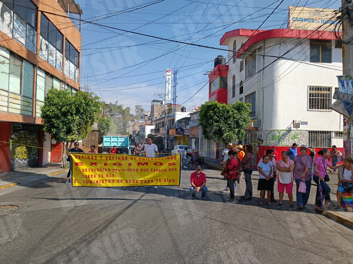 elsurdeguerrero's tweet photo. 💧Marchan vecinos al Palacio de #Chilpancingo para exigir agua a la #Capach

https://t.co/sDwFdcLfth https://t.co/F0w9jNpxD6