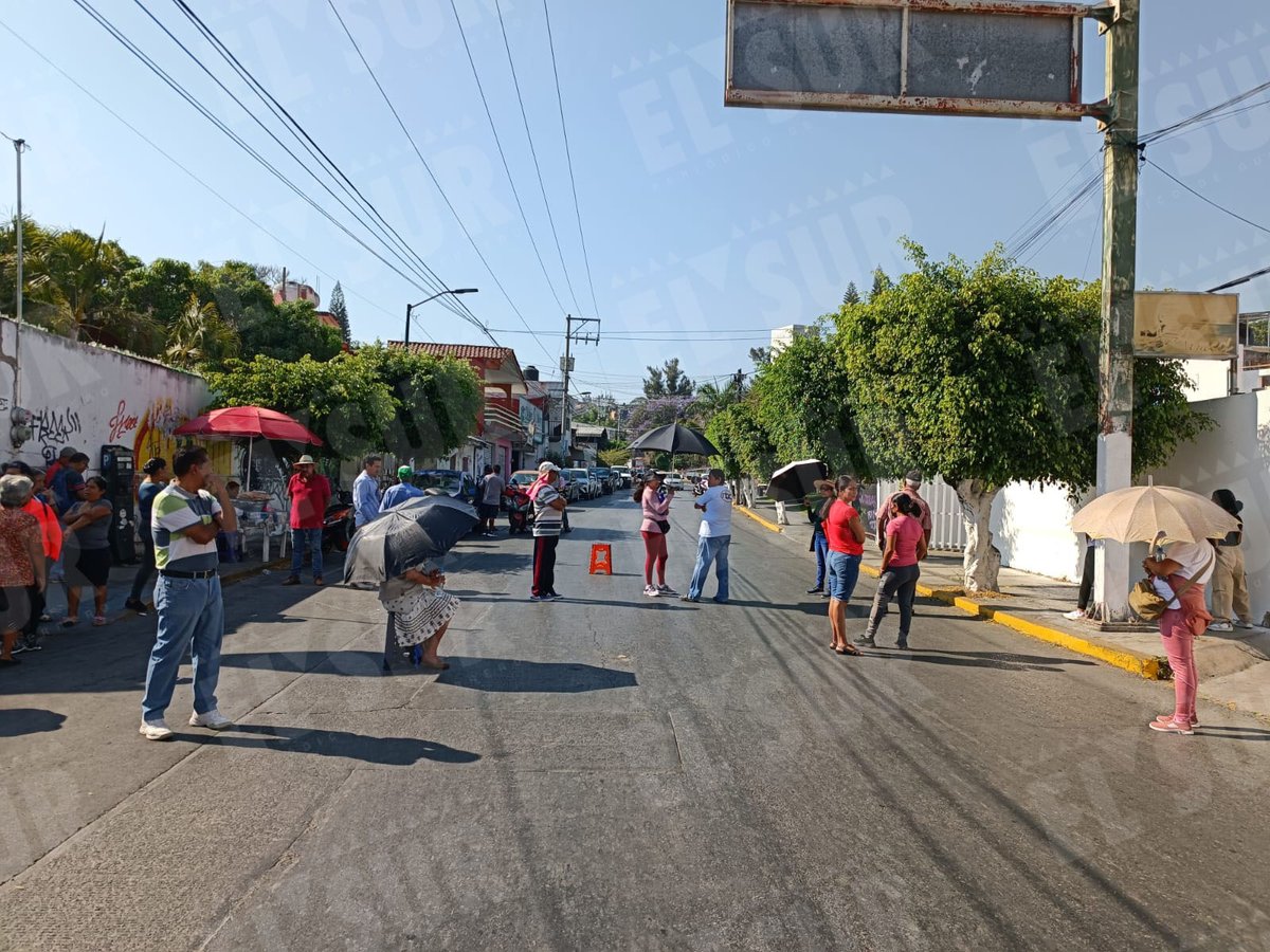 elsurdeguerrero's tweet photo. 💧Marchan vecinos al Palacio de #Chilpancingo para exigir agua a la #Capach

https://t.co/sDwFdcLfth https://t.co/F0w9jNpxD6