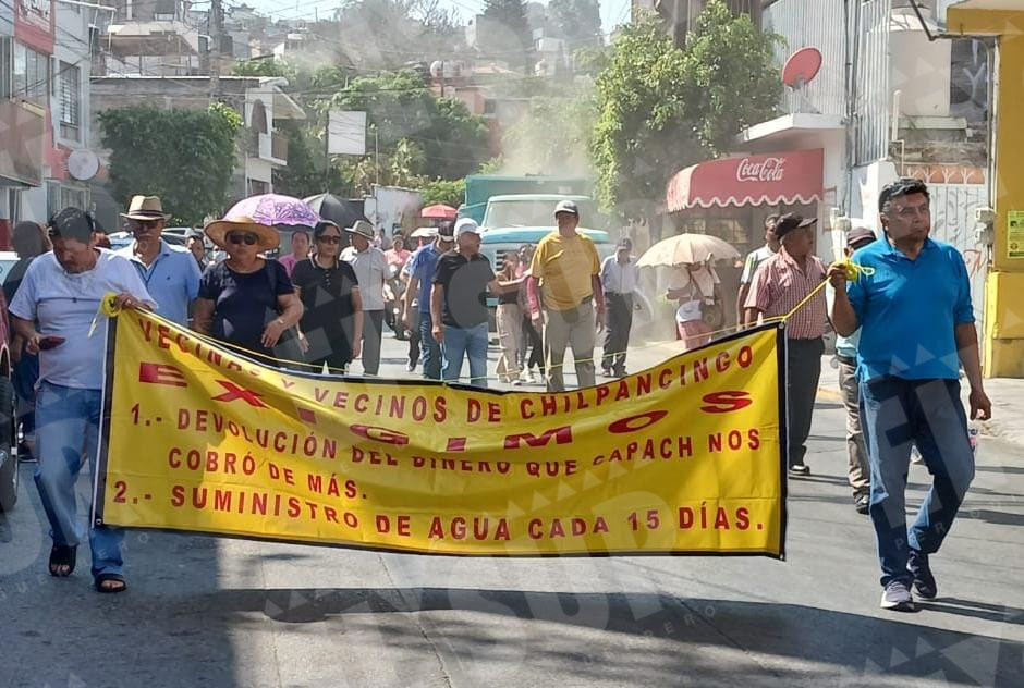 elsurdeguerrero's tweet photo. 💧Marchan vecinos al Palacio de #Chilpancingo para exigir agua a la #Capach

https://t.co/sDwFdcLfth https://t.co/F0w9jNpxD6