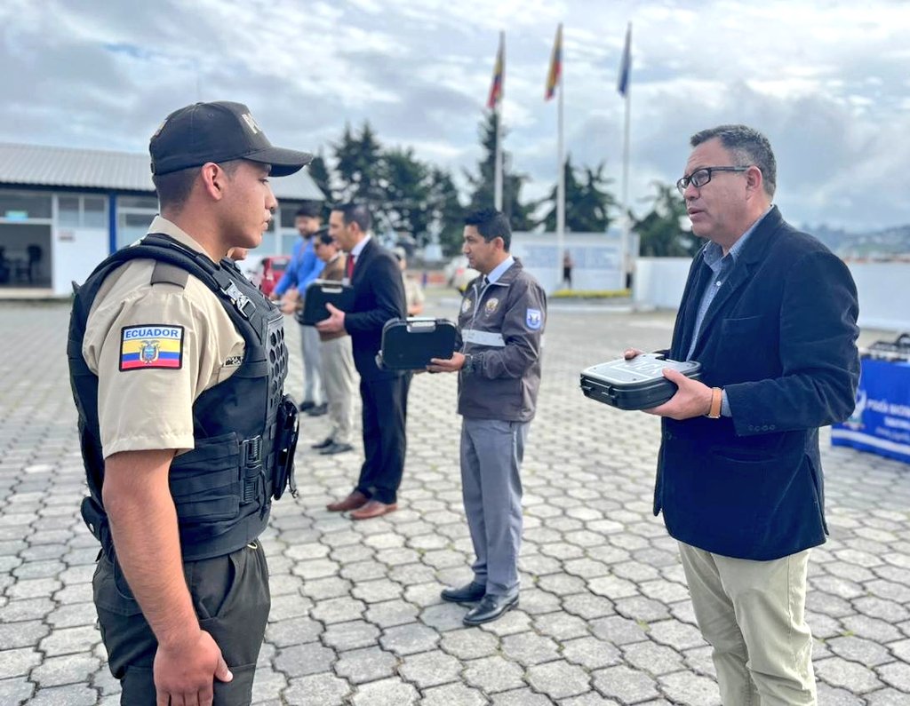 PoliciaEcuador's tweet photo. FORTALECIMIENTO LOGÍSTICO INSTITUCIONAL👮🏻‍♀️👮

En #Loja, con la dotación de armas de fuego y cartuchos a servidores policiales, para continuar fortaleciendo nuestra capacidad operativa en beneficio de la #SeguridadCiudadana.

#CompromisoInquebrantable https://t.co/FrpTTv91kr