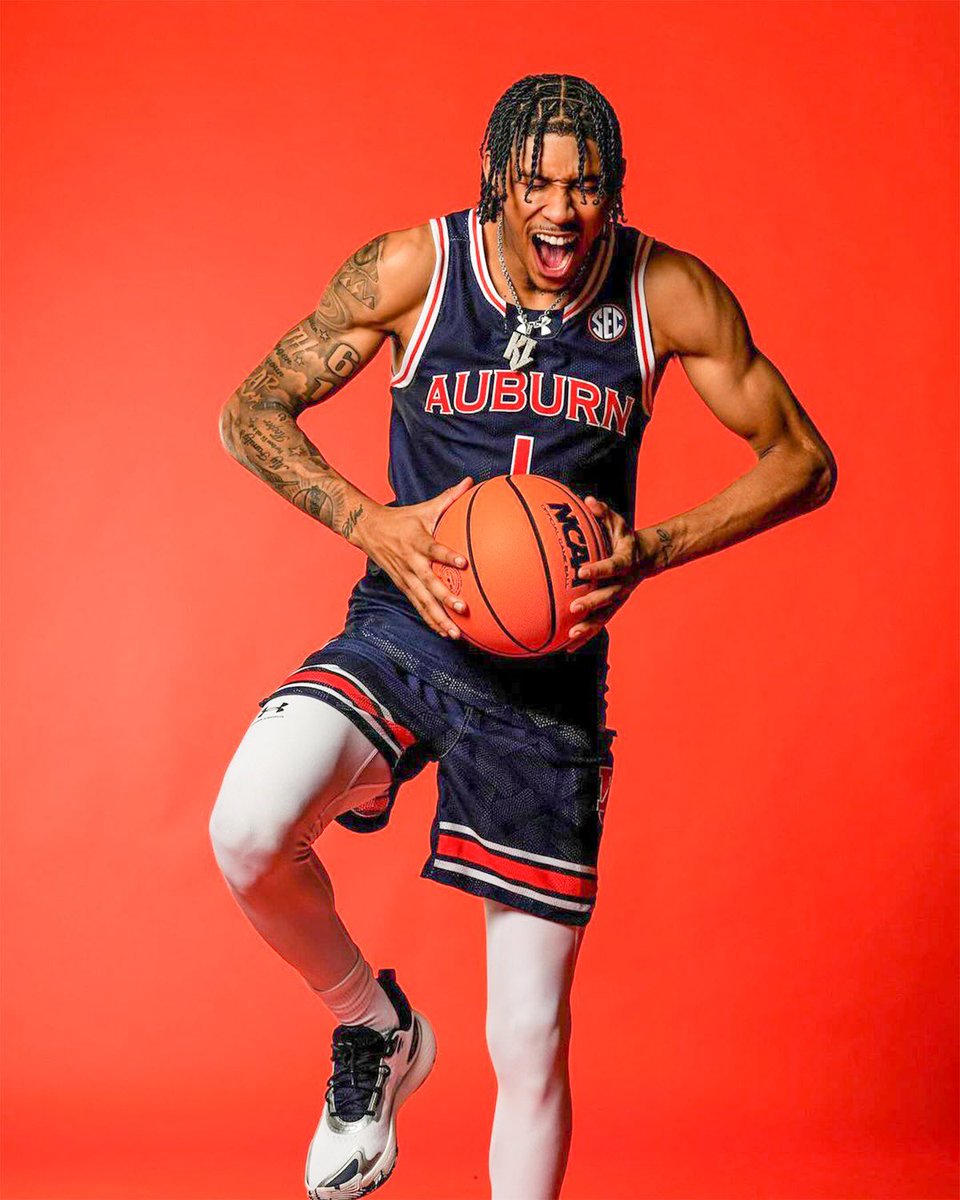 Excited to see this guy in an Auburn uniform next year. Freak athlete with an extremely high ceiling! @showtime_ki SF: Jahki Howard 6’6 180 247: 4⭐️ #69 On3: 3⭐️ #120 ESPN: 4⭐️#59 Rivals: 4⭐️ #74 OTE Stats: PPG: 15.1 AST: 1.5 REB: 5.4 FG%: 43.6 3P%: 26.5 Finals MVP 🐅 🦅