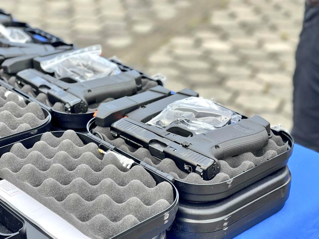PoliciaEcuador's tweet photo. FORTALECIMIENTO LOGÍSTICO INSTITUCIONAL👮🏻‍♀️👮

En #Loja, con la dotación de armas de fuego y cartuchos a servidores policiales, para continuar fortaleciendo nuestra capacidad operativa en beneficio de la #SeguridadCiudadana.

#CompromisoInquebrantable https://t.co/FrpTTv91kr