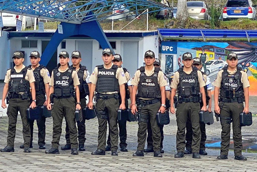 PoliciaEcuador's tweet photo. FORTALECIMIENTO LOGÍSTICO INSTITUCIONAL👮🏻‍♀️👮

En #Loja, con la dotación de armas de fuego y cartuchos a servidores policiales, para continuar fortaleciendo nuestra capacidad operativa en beneficio de la #SeguridadCiudadana.

#CompromisoInquebrantable https://t.co/FrpTTv91kr