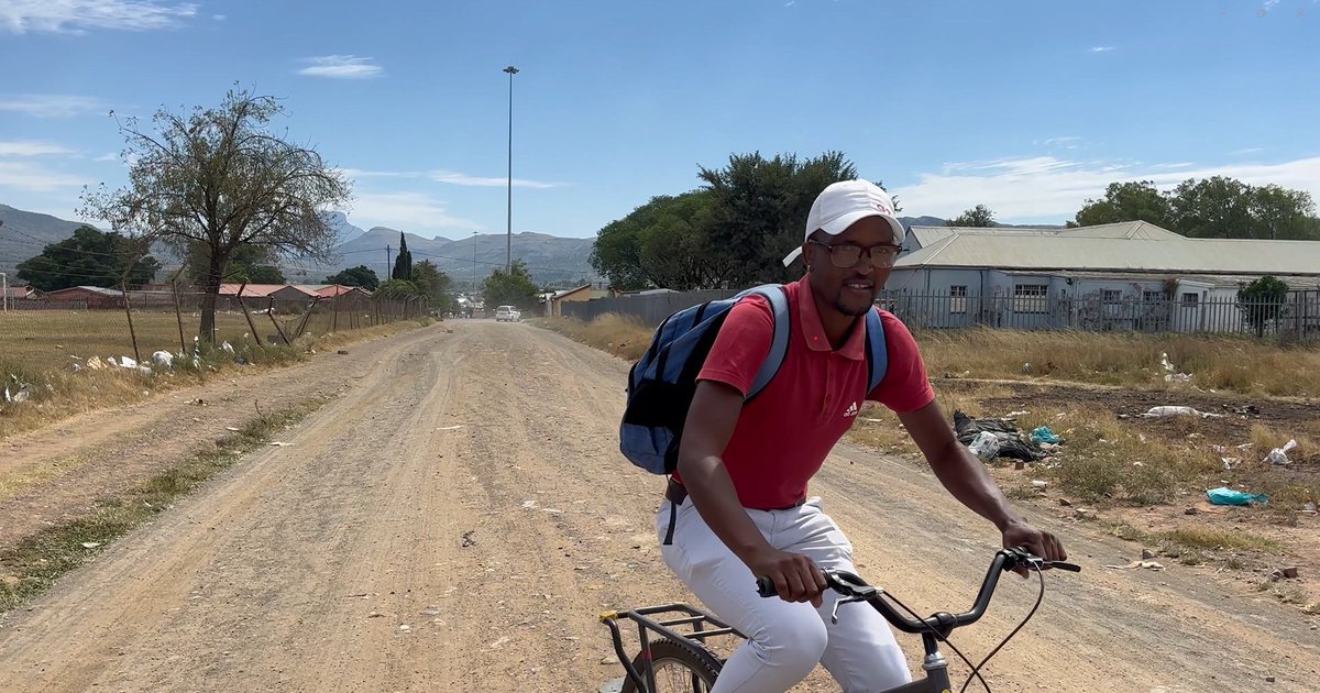 Bhekisisa_MG's tweet photo. In the Chris Hani district in the Eastern Cape, a fifth of #ARV and #chronicmedication parcels go uncollected. Siphelo Lose isn’t letting anyone slip through the cracks. Here’s how he helps. https://t.co/u0rJWYDN1H https://t.co/JlYAZ8YmDD
