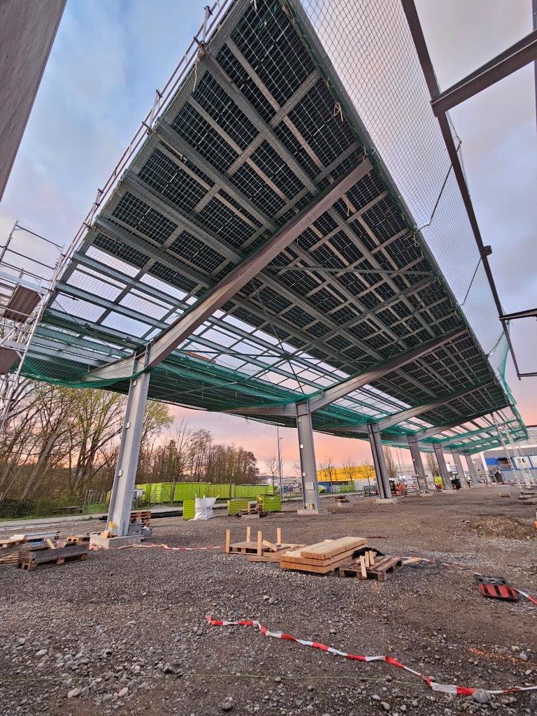 DianaGutjahr1's tweet photo. Geniale Schnappschüsse von der Baustelle Hugelshofer Gruppe in Frauenfeld. Das gigantische Projekt - E-Ladepark/Solar-Truckport "Weg zur Dekarbonisierung des Strassen-Gütertransports" - wächst und wächst. Wir #ernstfischerag sind stolz unseren Beitrag dazu leisten zu dürfen. https://t.co/GXEuQ27QXS