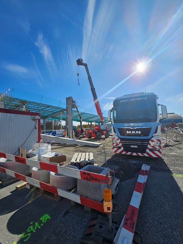 DianaGutjahr1's tweet photo. Geniale Schnappschüsse von der Baustelle Hugelshofer Gruppe in Frauenfeld. Das gigantische Projekt - E-Ladepark/Solar-Truckport "Weg zur Dekarbonisierung des Strassen-Gütertransports" - wächst und wächst. Wir #ernstfischerag sind stolz unseren Beitrag dazu leisten zu dürfen. https://t.co/GXEuQ27QXS