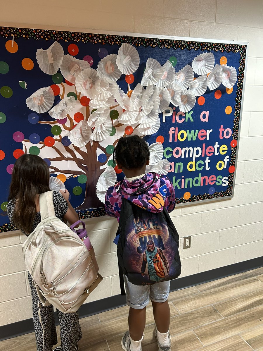 Kindness is in full bloom @HumbleISD_SFE 🦈🩵🌺@HumbleISD