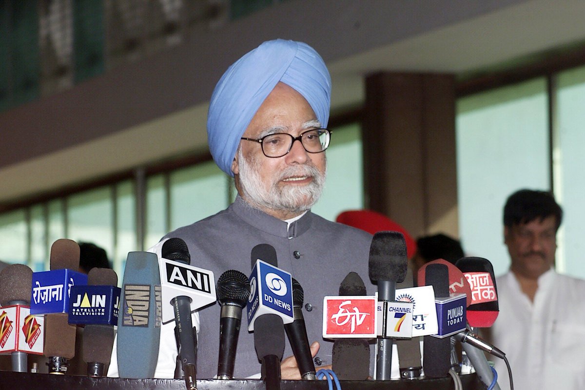 मनमोहन सिंह सरकार पर इल्ज़ाम और रिजल्ट 

2014 में सत्ता में आने के लिए महंगाई का ढोल पीटा गया , महँगा पेट्रोल डीजल दिखाया गया , cylinder का दाम दिखाया गया 

2014 में सत्ता में आने के लिए रुपया डॉलर दिखाया गया 

2014 में सत्ता में आने के लिए , उस सोने वाले अंकल जी को धरने पर