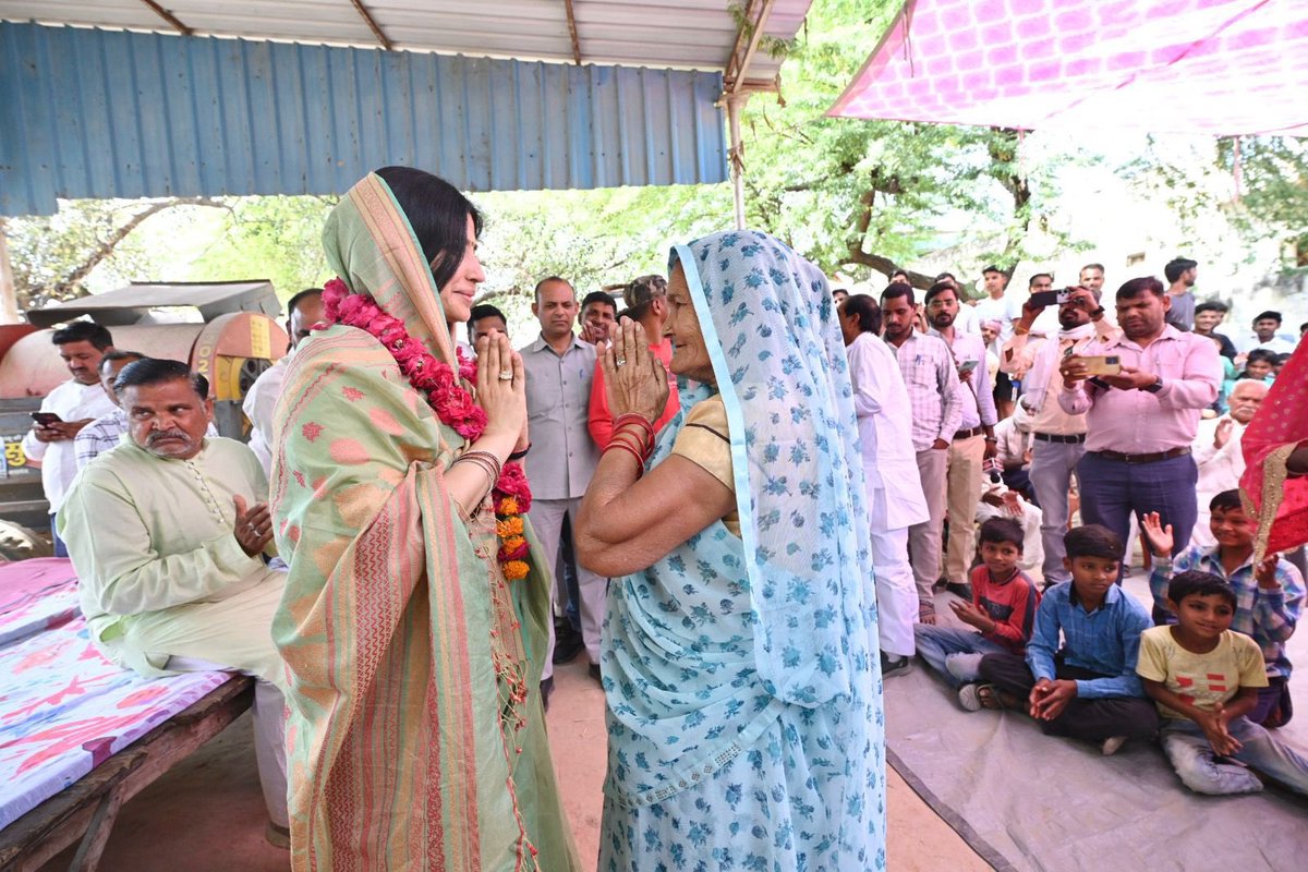 dimpleyadav's tweet photo. मैनपुरी लोकसभा क्षेत्र में अपनों के बीच। https://t.co/KvRJw5nlhG