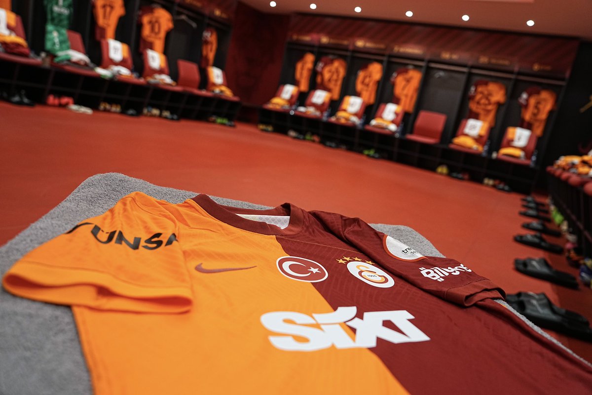 GalatasaraySK's tweet photo. 📸 Karşılaşma öncesinde soyunma odamız hazır! ✅ #GSvHTY https://t.co/kyVLeqDip3