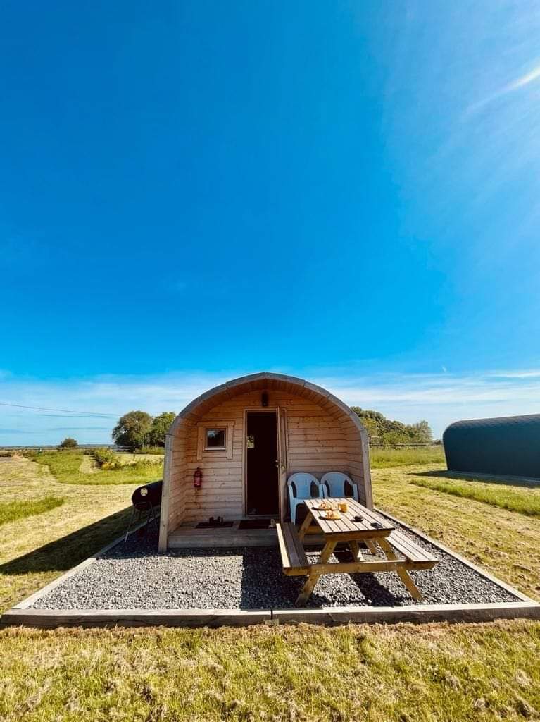 Come and stay for a relaxing time away. Luxury glamping pods with full amenities. 2 adults/pod. Walk into Maldon along sea wall, close to Maldon, Essex. Stunning views, wildlife. See you soon!  southeycreekglamping.co.uk 07970 401470 #glampinguk #essex #farmholidays #maldon