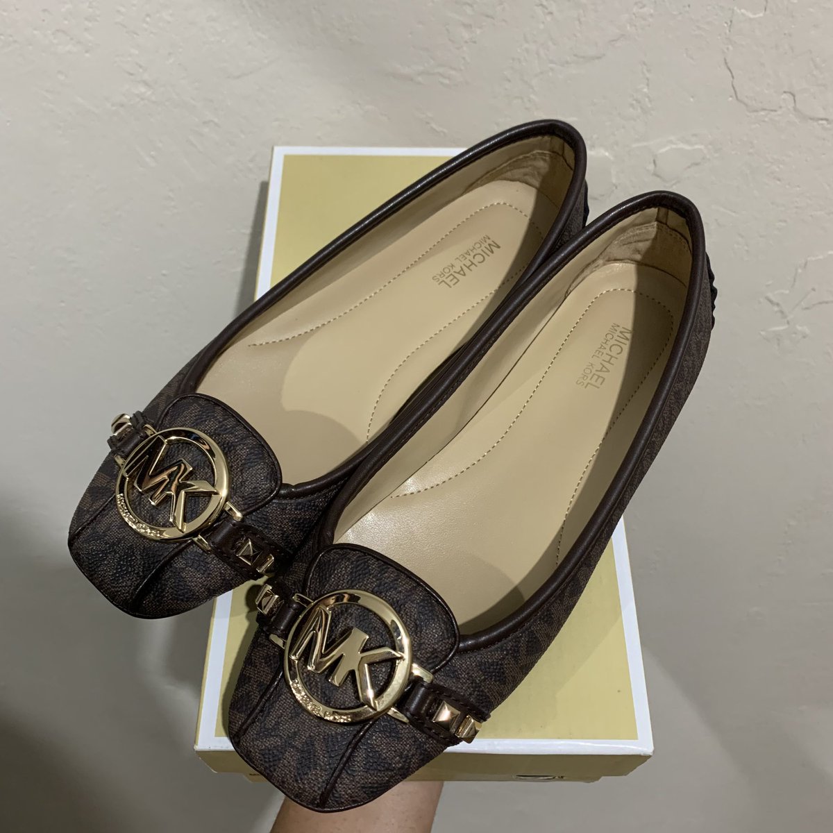 WTS flat shoes Michael Kors Fulton size 6 US kondisi NEW, beli jastip di yourbestdeal. Dijual karena kekecilan di kaki istri😅

Harga Rp1.750k bisa melalui Tokped tokopedia.link/kMj1fHuktIb