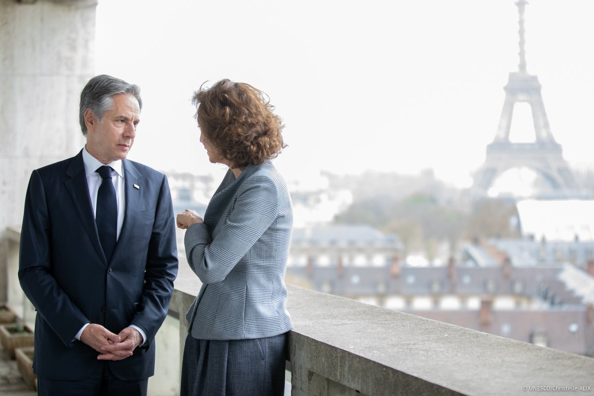 Pleased to welcome @SecBlinken to @UNESCO headquarters in Paris. His visit marks the renewed commitment of the US within our Organization. We discussed the importance of supporting #education and #culture in emergencies and the actions implemented by UNESCO in this area.