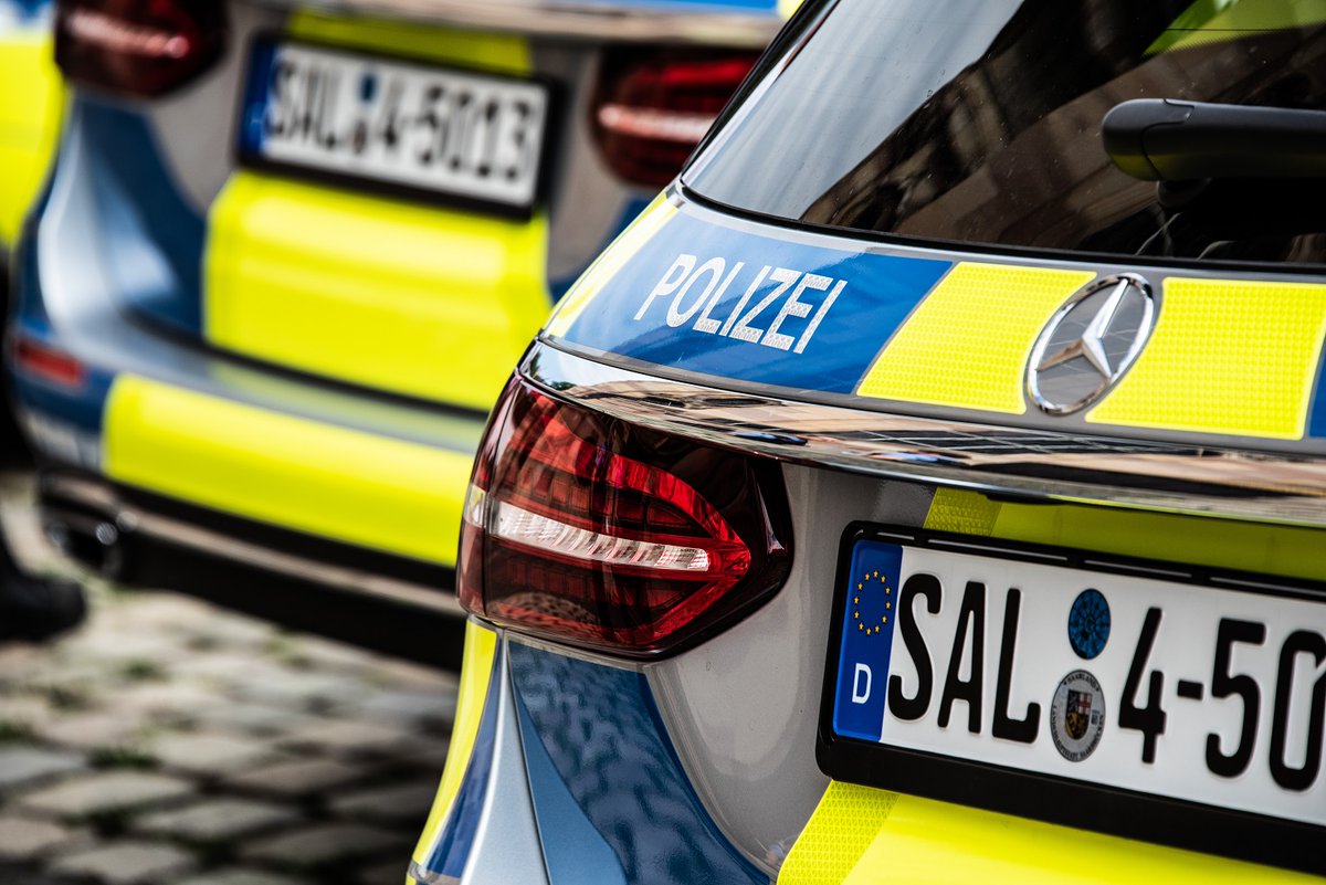 PolizeiSaarland's tweet photo. An alle Fans #FCSFCK: Ihr empfindet eine Situation als bedrohlich? Zieht Euch zurück und zögert nicht, unsere Einsatzkräfte im Stadion um Hilfe zu bitten! Meldet Euch ggf. über #Notruf! Wir sind da, um für Eure #Sicherheit zu sorgen! @ersterfc @rote_Teufel #nopyro #fairplay https://t.co/LlfUSwLo9R