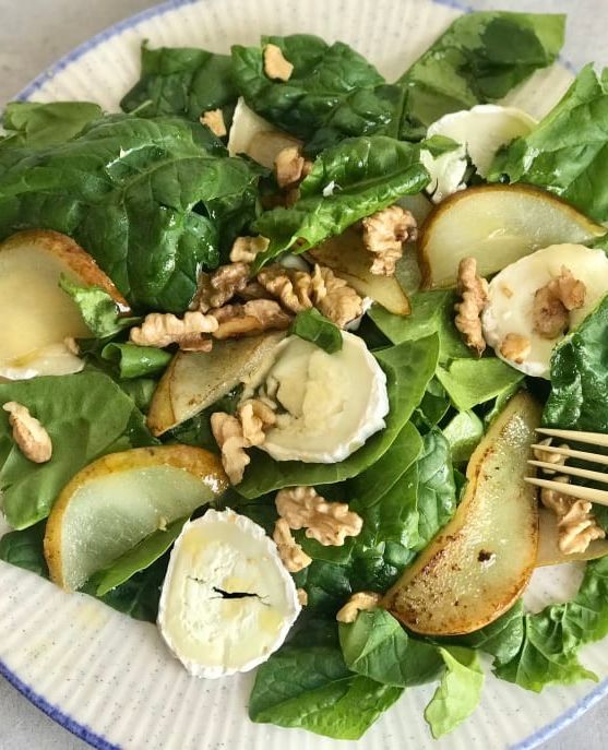 Ensalada de Espinacas con Pera y Queso de Cabra 🥗 Una ensalada sencilla que vas a disfrutarla muchísimo y seguro vas a repetir con mucha frecuencia es esta que te traemos a base de espinacas, pera, queso de cabra y nueces. Simplemente ¡exquisita!

Receta: ekilu.com/es/receta/ensa…