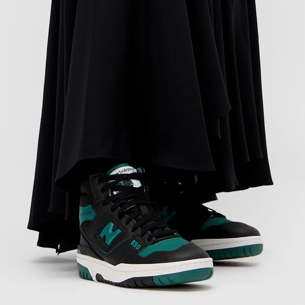 SneakerNews's tweet image. New Balance 650s with a skirt 😍 
How does this high-top look for women?

Get a closer look at this Summer '24 release ⬇️
&amp;gt;&amp;gt; buff.ly/4cFRjV6